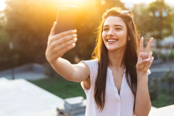 Bella bella giovane donna con lunghi capelli castani — Foto Stock