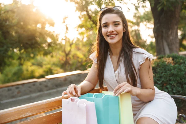 Porträtt av en vacker ung kvinna klädd i klänning — Stockfoto