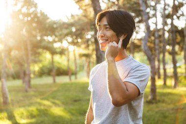 Yakın yukarı arasında bir Smiling genç Asya adam