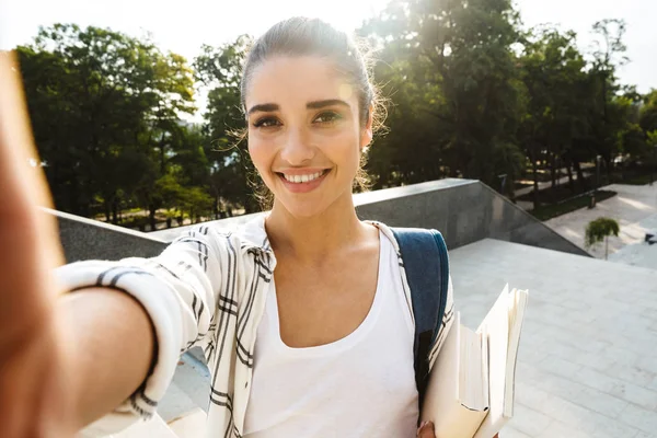 Veselá mladá studentka s batohu na sobě — Stock fotografie