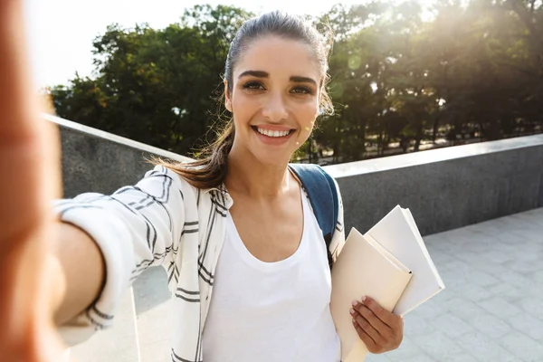 Veselá mladá studentka s batohu na sobě — Stock fotografie