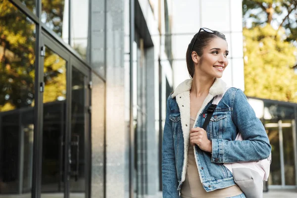 Krásná mladá brunetka nosí sako — Stock fotografie