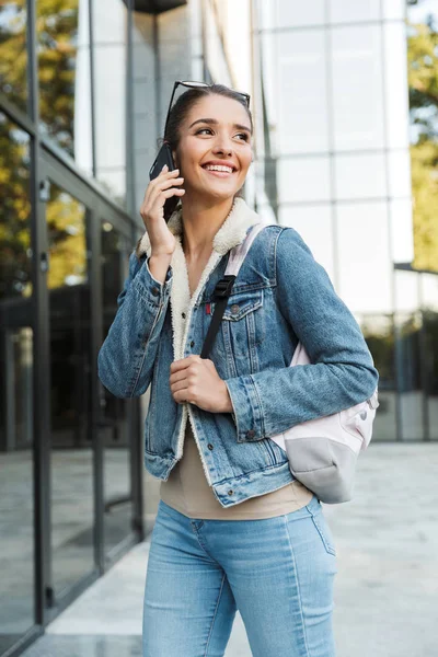 Krásná mladá brunetka nosí sako — Stock fotografie