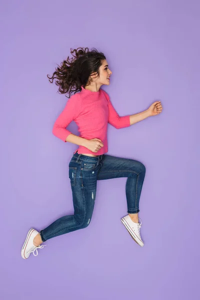 Image pleine longueur de jeune femme 20s en vêtements décontractés souriant — Photo