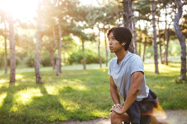 Säker ung asiatisk idrotts man — Stockfoto