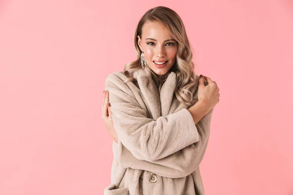 Mulher bonita posando isolado sobre fundo de parede rosa vestido com casaco de moda . — Fotografia de Stock