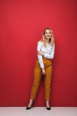 Güzel bir genç sarışın kadının tam uzunluğu