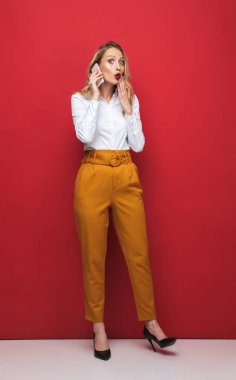 Güzel bir genç sarışın kadının tam uzunluğu