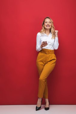 Güzel bir genç sarışın kadının tam uzunluğu