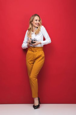 Güzel bir genç sarışın kadının tam uzunluğu