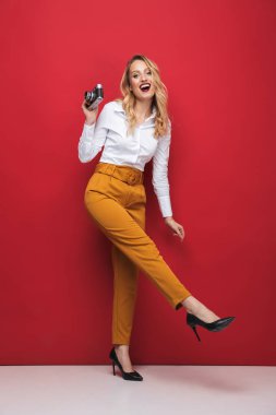 Güzel bir genç sarışın kadının tam uzunluğu