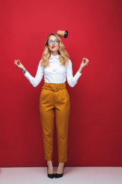 Güzel bir genç sarışın kadının tam uzunluğu