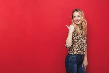 Güzel genç sarışın kadın ayakta