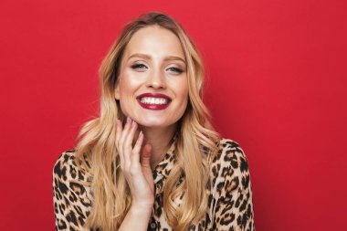 Yakın yukarı arasında bir güzel genç sarışın kadın