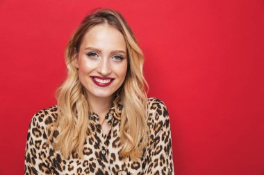 Yakın yukarı arasında bir güzel genç sarışın kadın