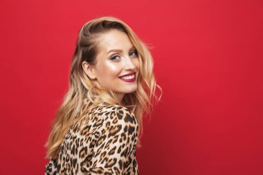 Yakın yukarı arasında bir güzel genç sarışın kadın