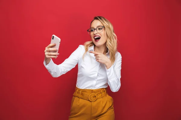 Portret van een mooie jonge blonde vrouw — Stockfoto