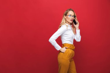 İzole duran güzel genç sarışın kadın