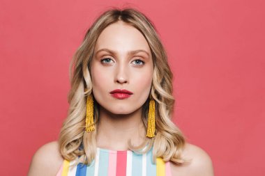 Güzel bir sarışın kadının yakın