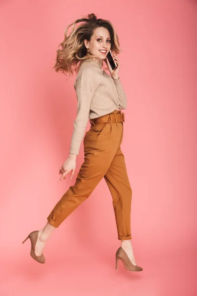 Retrato de longitud completa de la mujer bonita sonriendo y caminando aislado — Foto de Stock