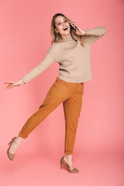 Volledige lengte portret van mooie vrouw glimlachen en wandelen isoleren — Stockfoto