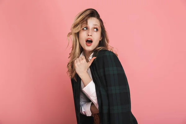 Retrato de mujer contenta sonriendo y mirando a un lado ove aislado —  Fotos de Stock