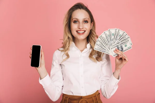 Portré gyönyörű nő gazdaság mobiltelefon és a pénz rajongó ISO — Stock Fotó