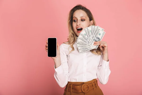 Portré szép nő gazdaság mobiltelefon és a pénz Fan isolat — Stock Fotó