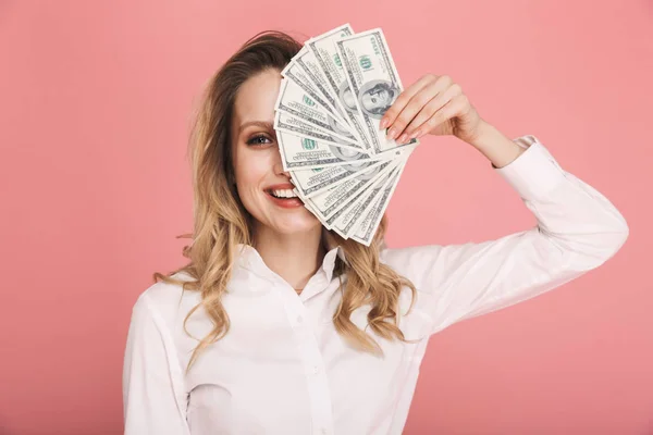 Πορτραίτο της πανέμορφης γυναίκας που χαμογελάει και κρατάει απομονωμένο ανεμιστήρα χρημάτων — Φωτογραφία Αρχείου