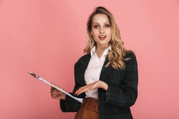 Foto de una joven empresaria sosteniendo portapapeles con gráfico aislado —  Fotos de Stock