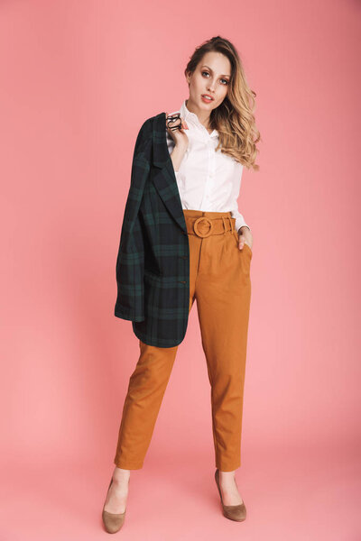 Изображение великолепной женщины, улыбающейся и позирующей на камеру
