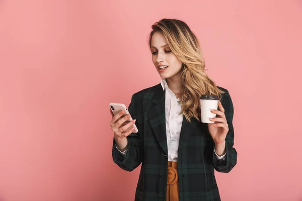 Afbeelding van tevreden vrouw met behulp van mobiele telefoon en drinken afhaalmaaltijden — Stockfoto