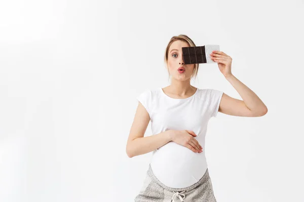 Όμορφη νεαρή έγκυος γυναίκα στέκεται απομονωμένη — Φωτογραφία Αρχείου