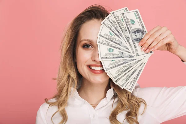 Портрет красивой женщины, улыбающейся и держащей денежный вентилятор изолирован — стоковое фото