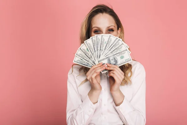 Portré stílusos nő rejtőzik, miközben tartja a pénzt Fan izolátum — Stock Fotó