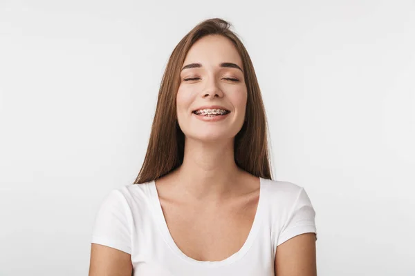 Aantrekkelijke jonge vrouw staande geïsoleerd — Stockfoto