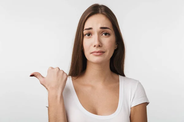 Aantrekkelijke jonge vrouw staande geïsoleerd — Stockfoto