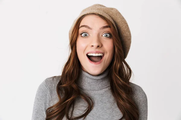 Retrato de primer plano de la mujer emocional de 30 años con sombrero regocijando un — Foto de Stock