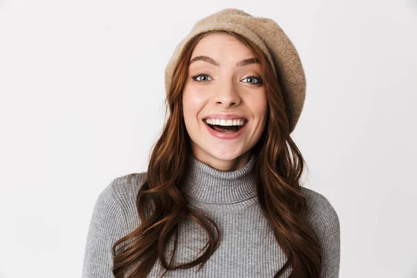 Retrato close-up de mulher encantadora de 30 anos usando chapéu sorrindo e l — Fotografia de Stock