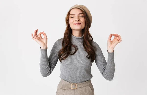 Retrato de mujer tranquila de 30 años con sombrero sonriendo y haciendo zen ge — Foto de Stock