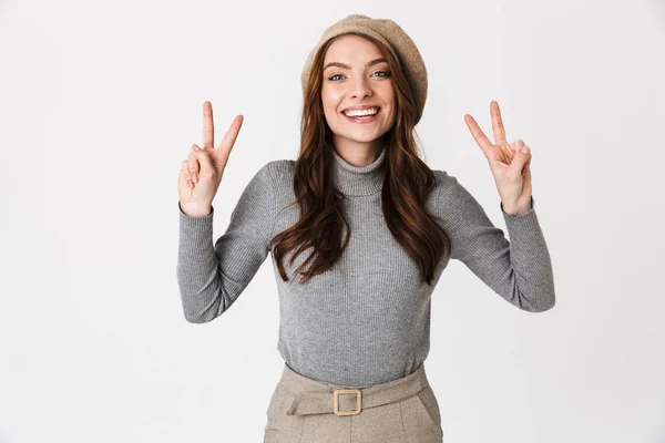 Portrait de femme joyeuse 30s portant chapeau souriant et montrant v — Photo
