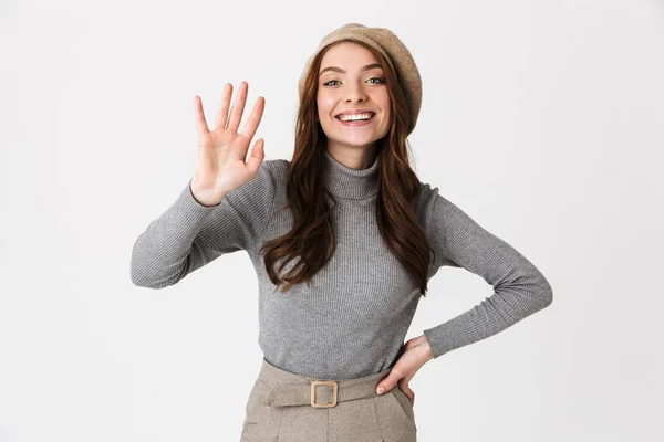 Portrait de femme européenne des années 30 portant un chapeau souriant et agitant à — Photo