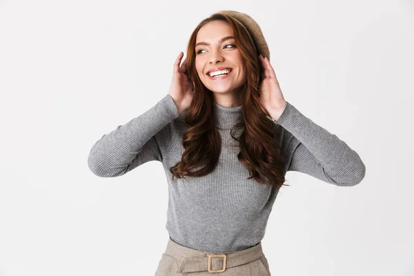 Foto de mulher alegre dos anos 30 usando chapéu sorrindo e se alegrando — Fotografia de Stock