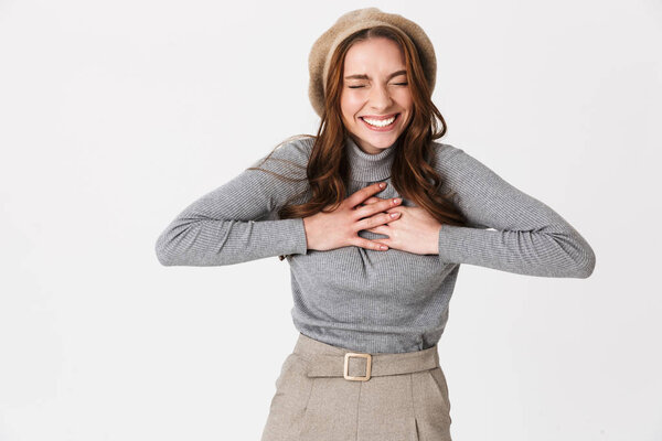 Фото эмоциональной женщины 30-х годов в шляпе, смеющейся и радующейся
