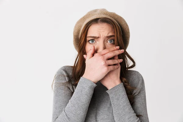 Portret close-up van geschokte vrouw 30s dragen hoed angstaanjagende en — Stockfoto