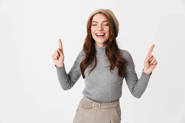 Portrait of joyful woman 30s wearing hat smiling and pointing fi — Stock Photo, Image