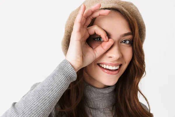 Joyeux jeune femme debout isolé — Photo