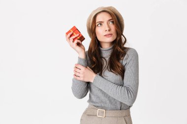 Beyaz duvar arka plan üzerinde izole mevcut kutu tutan güzel kadın.