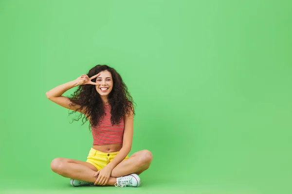 上に座っている間の若い女性20代の喜びと微笑みのイメージ — ストック写真