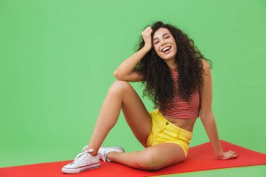 Avrupa Fitness kadın 20s gülümseyen ve Yoga oturan fotoğraf 